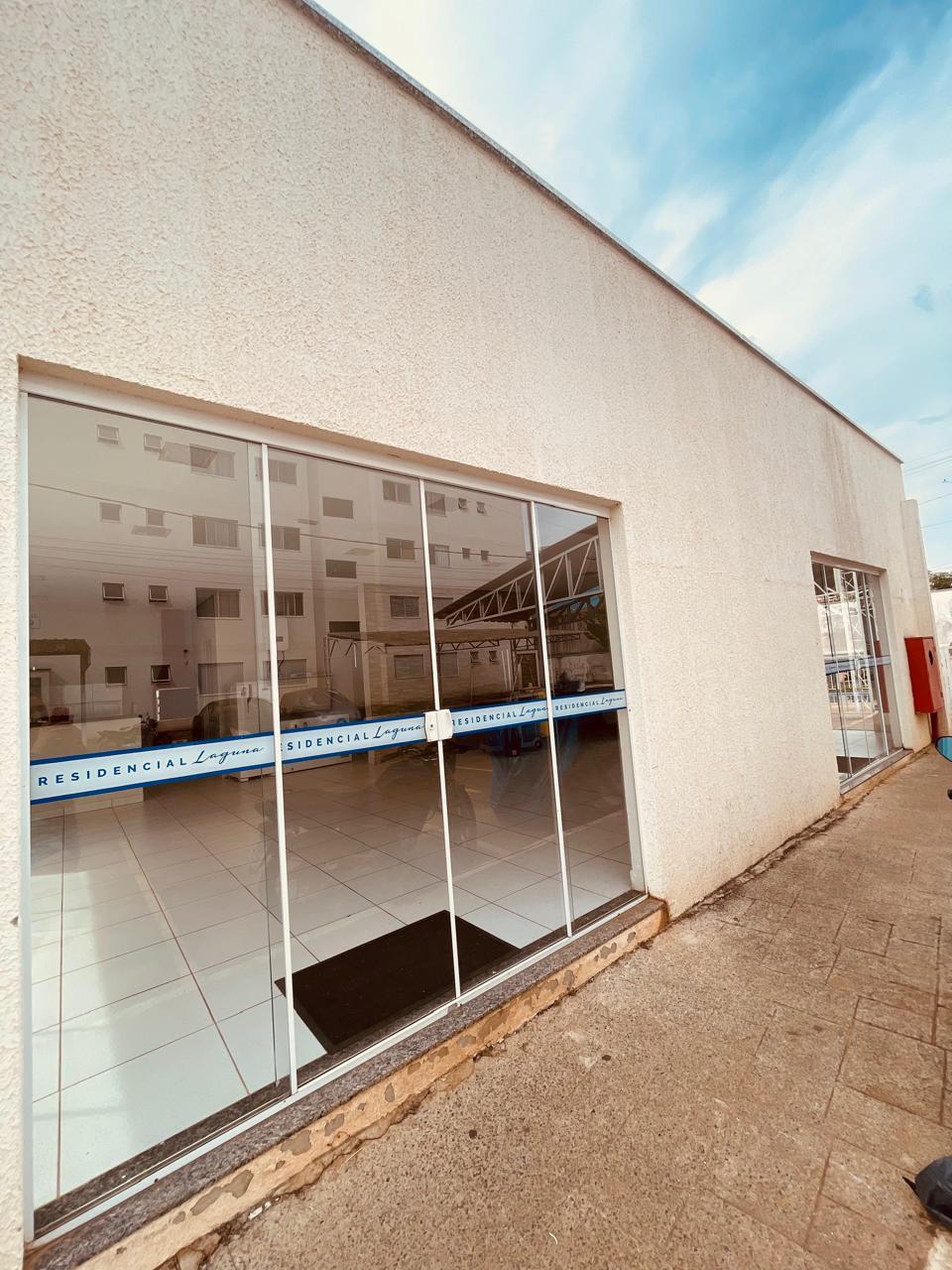 Fachada do Residencial Laguna com acesso envidraçado